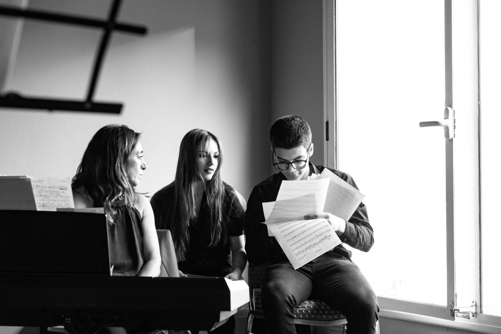 La Academia otorga becas a estudiantes